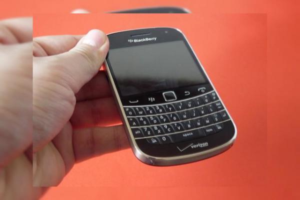 BlackBerry Bold Touch 9930 scos din cutie În premieră În România la Mobilissimo (Video)