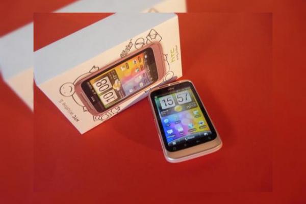 HTC Wildfire S scos din cutie În varianta feminină... roz (Video)