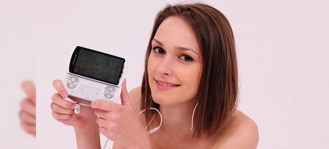 Xperia Play pe mâna unei noi MobiGirl - cum se Împacă gamingul cu frumusețea