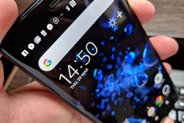 Sony Xperia XZ2: Display ultra-luminos, face OLED-ul gelos