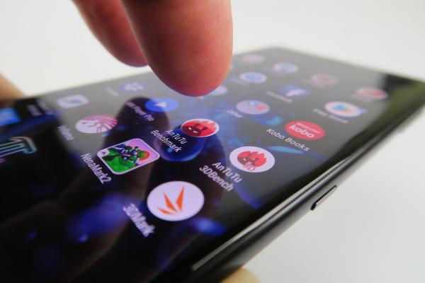 Sony Xperia XZ2: Benchmark-uri de campion Android, stăpân la GPU