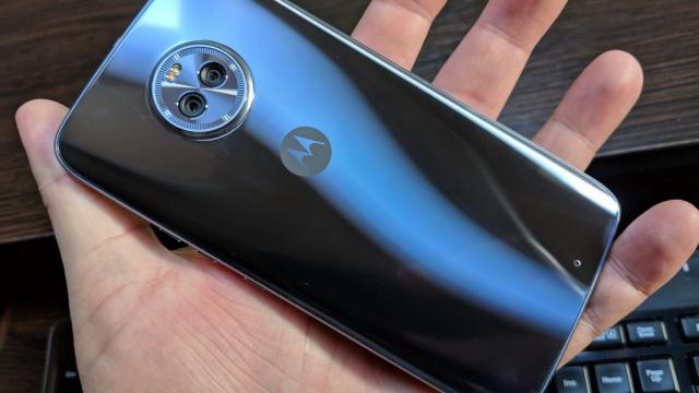 <b>Motorola Moto X4 Review</b>Motorola a ajuns subiect de mândrie la Mobilissimo.ro. Am testat aşa multe telefoane Motorola în ultimul an că mă simt colecţionar. Cred că am testat toate telefoanele posibile, de la Moto G5 la Moto G5S Plus, Moto Z2 Play, Moto M, Moto E-uri..
