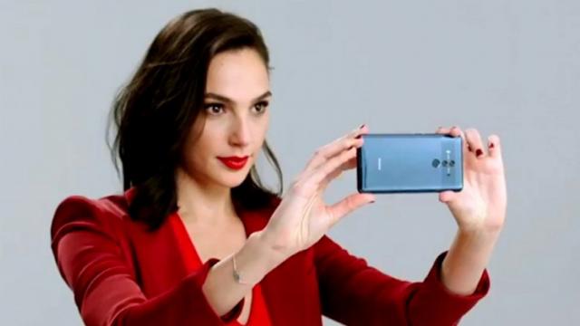 <b>Wonder Woman promovează Huawei Mate 10 Pro cu un tweet de pe iPhone; Mic scandal de PR pentru Gal Gadot</b>Vechea poveste în care o vedetă angajată pentru promovarea unui telefon folosește în realitate un alt device revine în scenă, asta odată cu celebra actriță Gal Gadot cunoscută pentru rolul din Wonder Woman. Aceasta ar fi trimis un tweet
