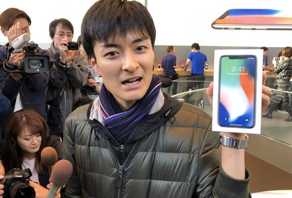 iPhone X a fost aşteptat de o coadă de 550 de persoane în Tokyo la debut; Telefonul e "Big in Japan"!