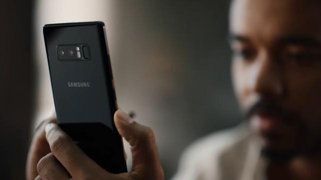 <b>Trolling de clasă înaltă! Samsung ia peste picior Apple în cea mai elegantă formă</b>În aceste zile în care iPhone X ajunge pe mâna cumpărătorilor, Samsung decide să distragă atenția publicului prin lansarea unui spot publicitar în care atacă produsele companiei americane. Nu este pentru prima oară când 