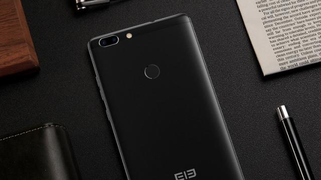 <b>Pentru doar 118.99 dolari smartphone-ul Elephone C1 Max pune la bătaie un ecran de 6 inch; se găsește la TomTop</b>Dacă un phablet generos este pe lista de viitoare achiziții, atunci aveți noroc astăzi pentru că TomTop ne oferă un discount pentru modelul Elephone C1 Max. Acesta pune la bătaie o diagonală de 6 inch și un pachet hardware suficient 