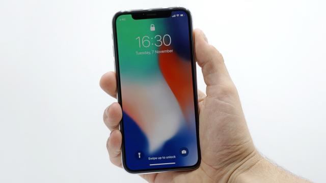 <b>Apple iPhone X Review</b>Toată lumea discuta despre Apple iPhone X în aceste zile, de la copil de grădiniţă la octogenar şi de la taximetrist la inginer în fizică nucleară. Maşinăria de hype Apple duduie la foc continuu şi terminalul se vinde excelent.