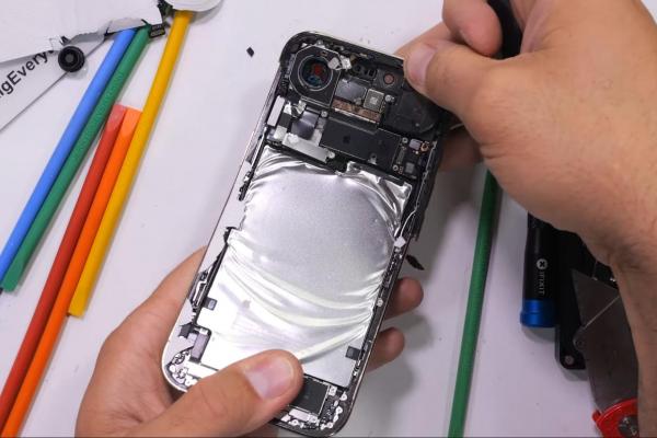Cineva a desfăcut iPhone Air în cele mai mici piese, pentru a îi vedea designul complicat