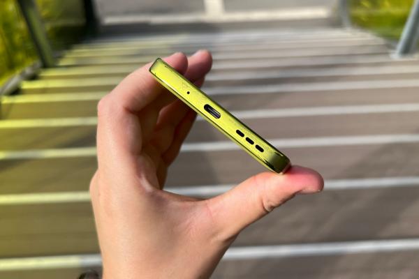 Motorola moto g86 Power: Acustică stereo, cu speakerul de jos ce duce greul audiţiei