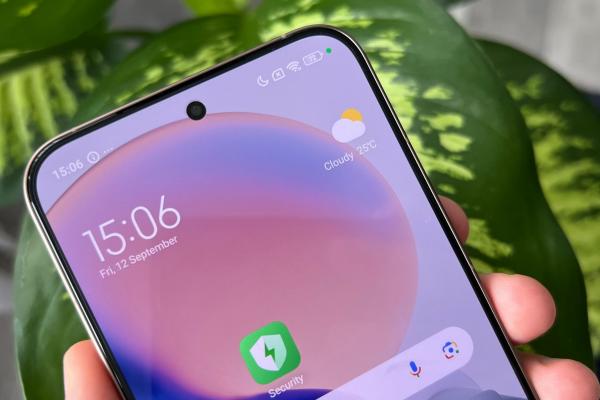Xiaomi 15T Pro: Display bun la munte şi la mare, în tren şi în sala de spectacol