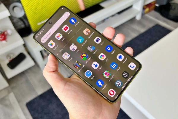 Motorola moto g86 Power: OS, UI, aplicaţii şi pentru corporatişti şi pentru cei dornici de customizare