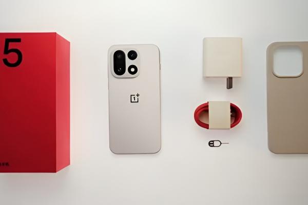 OnePlus 15 primește unboxing oficial înainte de debut; Noul design, în lumina reflectoarelor