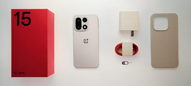 OnePlus 15 primește unboxing oficial înainte de debut; Noul design, în lumina reflectoarelor