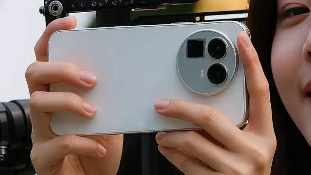 <b>realme GT 8 Pro schimbă abordarea! Vine cu modul foto interschimbabil, după cum bănuiam</b>Multe companii pregătesc debutul flagship-urilor cu procesor Snapdragon 8 Elite Gen 5. Printre acestea se află și realme, producător ce pare că vrea să iasă din tipare odată cu debutul lui realme GT 8 Pro. Flagship-ul pare că va avea un modul foto ușor