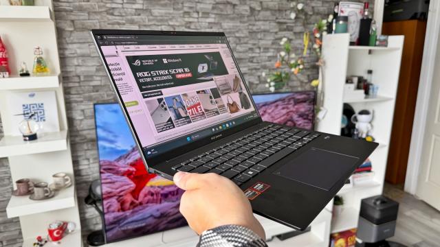 <b>Prezentare ASUS ZenBook 14 (UM3406K); Laptop ultraportabil cu procesor AMD Ryzen AI 7 350 și ecran OLED 120Hz cu rezoluție 3K</b>Cauți un laptop pentru muncă și facultate care să ducă de toate, inclusiv AI? Te-AI putea opri asupra lui ASUS ZenBook 14 UM3406K, un ultraportabil care aduce dotări overkill dacă te uiți peste lista sa de specificații și mă uit aici 