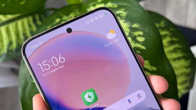 <b>Xiaomi 15T Pro: Display bun la munte şi la mare, în tren şi în sala de spectacol</b>Xiaomi 15T Pro vine cu un ecran mai mare decât predecesorul, un panou AMOLED de 6.83 inch, cu rezoluţie de 2772 x 1280 pixeli. Are refresh rate de 144 HZ, PWM de 3840 Hz, Dolby Vision şi HDR10+. Plus luminozitate de 3200 de nits