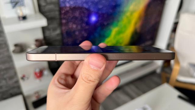 <b>Xiaomi 15T Pro: Baterie cu 10% mai mare decât la predecesor, livrează pentru binging</b>Xiaomi a trebuit să facă un compromis în cazul lui Xiaomi 15T Pro şi anume să crească capacitatea bateriei, dar să îi scadă viteza de încărcare. Astfel, dacă 14T Pro avea baterie de 5000 mAh, acum avem una de 5500 mAh