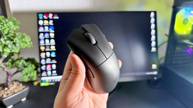 <b>Razer Deathadder V4 Pro Review: Mouse de gaming recomandat jucătorilor PRO de shootere, sub 60 de grame, cu un polling rate de 8000Hz</b>De fiecare dată când Razer lansează un nou model din seria Deathadder, așteptările comunității de gameri sunt uriașe. Nu vorbim doar despre unul dintre cele mai populare mouse-uri de gaming din lume, ci despre un standard în materie de ergonomie