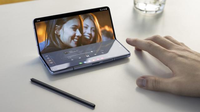 <b>One UI 8 începe să ajungă pe pliabilele și flagship-urile din 2023 și 2024; Galaxy A55 și A35 sunt incluse în valul inițial</b>Samsung a început deja distribuirea update-ului One UI 8 (bazat pe Android 16) pentru mai multe telefoane din portofoliu. Seriile de top Galaxy S24 și S25 au primit actualizarea, la fel și modelele midrange Galaxy A36 și A56. Acum e rândul terminalelor