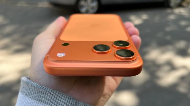 <b>Apple iPhone 17 Pro Max: Hardware actualizat la multe capitole, cu accent pe ecran, baterie, procesor, cameră </b>Ai zice că iPhone 17 are cele mai mari upgrade-uri față de predecesor și așa și este, dar cred că iPhone 17 Pro Max câștigă la numărul de noutăți aduse. În primul rând ecranul, acum mult mai luminos și pe deasupra mai greu 
