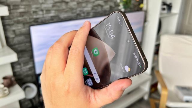 <b>Xiaomi 15T Pro: Acustică stereo, mult mai puternică decât la 14T Pro</b>Difuzoarele stereo de pe Xiaomi 15T Pro au parte de tuning Dolby Atmos şi sunt bombastice. Bat spre suta de decibeli la gaming, am savurat nişte trackuri mai dubstep în Asphalt Legends şi nişte scrâşnete de cauciuc şi explozii