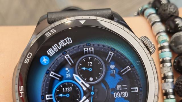 <b>Honor Watch 5 Pro prezentat de un oficial al companiei, va avea o funcție nouă check-in reminder cu notificări pop-up</b>Îmi amintesc că la IFA 2024 l-am văzut pe Honor Watch 5, un smartwatch cu ecran AMOLED de 1.85 inch, autonomie de până la 2 săptămâni și 4 GB de stocare pentru muzică redată local. Apoi, la MWC 2025 am pus mâna pe varianta 