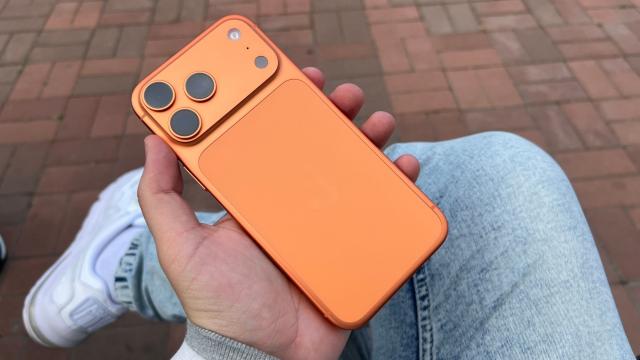<b>Apple iPhone 17 Pro Max: În sfârșit schimbare de look, aluminiu și o nuanță de portocaliu aprins îndrăzneață</b>Fanii au cerut și Apple a livrat, cam târziu, dar schimbarea este aici. Mă refer desigur la noul design pe care îl adoptă iPhone 17 Pro Max - cu modificările concentrate mai degrabă în spate și pe materiale. Gata cu oțelul 