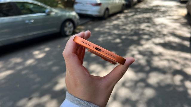 <b>Apple iPhone 17 Pro Max: Conectivitate completă cap-coadă, cu viteze mari de tot pe 5G</b>Continuăm cu partea de conectivitate unde iPhone 17 Pro Max livrează pe măsura titulaturii de flagship și aș începe cu WiFi 7, Bluetooth 6.0, NFC și avem și cip UWB de generație a 2-a. Pe partea de localizare bifăm GPS, GLONASS