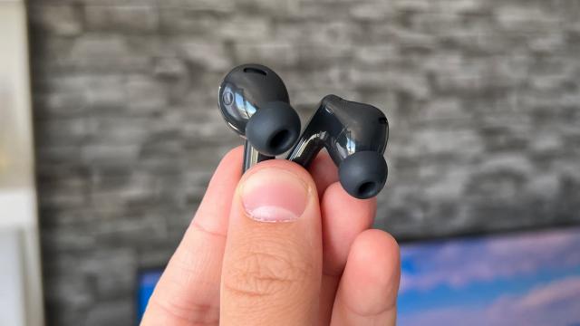 <b>Huawei FreeBuds 7i Review: căşti pentru o toamnă cu vânt, cu microfon ce conduce sunet prin os, Head Tracking</b>La Paris, Huawei nu a adus doar ceasurile Watch GT 6 sau Ultimate 2, ci şi o pereche de căşti. Le-aş plasa între FreeBuds SE 4 ANC şi FreeBuds Pro 4 ca dotări. Şi preţul e tot între cele două şi se remarcă prin schimbare de design 