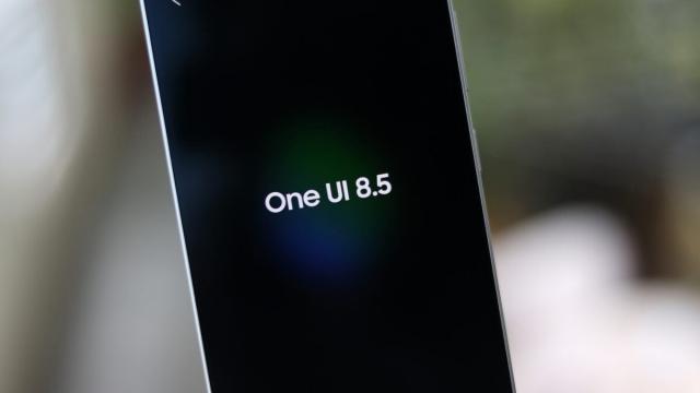 <b>Notificările devin mai „deștepte” în One UI 8.5; Samsung testează rezumate generate de AI</b>Samsung pregătește lansarea interfeței One UI 8.5 alături de seria Galaxy S26, așteptată în ianuarie 2026. Printre noutățile interesante descoperite într-o versiune internă se numără rezumatele AI pentru notificări. Funcția este deja prezentă în build