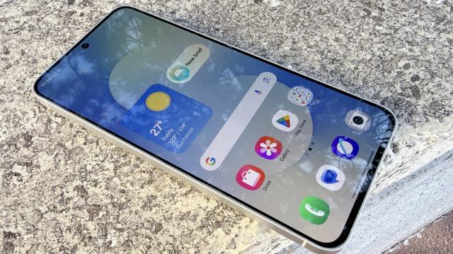 <b>Samsung Galaxy S25 FE: OS, UI și Galaxy AI cu o mulțime de opțiuni utile + 7 ani de actualizări software</b>Galaxy S25 FE a venit în această toamnă cu Android 16 preinstalat, alături de cea mai nouă interfață disponibilă - One UI 8. Un mare avantaj în constituie suportul software îndelungat, urmând să primească patch-uri de securitate, cât și update-uri majore