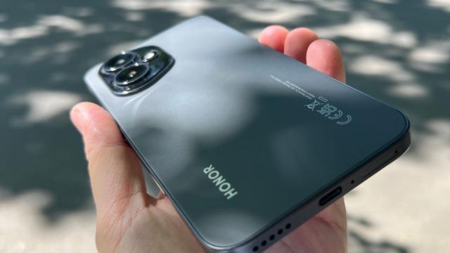 <b>HONOR 500 Pro va avea procesor Snapdragon 8 Elite, camera de 200 MP principală; Scăpări noi de specificaţii apar!</b>HONOR are o salvă de telefoane pregătite pentru lansare, în frunte cu seria Magic 8, dar nu neglijăm nici high midrangerele HONOR 500. Acestea au tot scăpat, iar azi zvonacul Smart Pikachu ne cadorisește cu nişte detalii în plus.