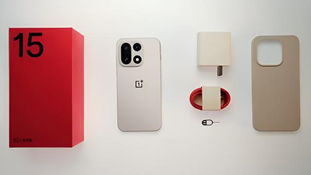 <b>OnePlus 15 primește unboxing oficial înainte de debut; Noul design, în lumina reflectoarelor</b>OnePlus 15 este unul dintre cele mai așteptate flagship-uri ale toamnei, mai ales că va sosi global la începutul lunii noiembrie. Am aflat câteva detalii legate de acesta, compania începând o campanie de teasing încă de acum câteva săptămâni