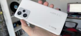Redmi Note 12 Pro+ 5G: Design premium, care în varianta Arctic White te scapă de amprente