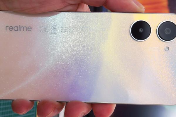 realme 10 4G: Design numai bun de băgat în buzunar + sclipici