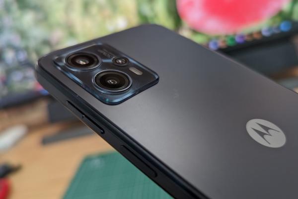 Motorola Moto G13: Design prezentabil și spate mat arătos, chiar dacă vorbim de policarbonat