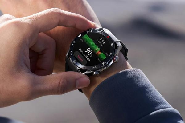 HUAWEI Watch Ultimate acum la precomandă într-un super bundle, cu voucher pentru extra-discount și căști wireless de top, cadou