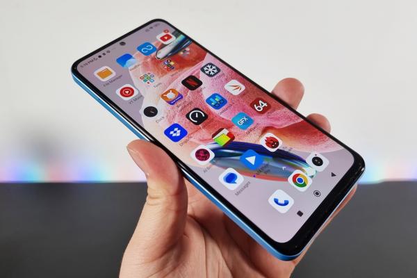 Redmi Note 12 4G: Ecran AMOLED generos, refresh rate de 120Hz, luminozitate crescută