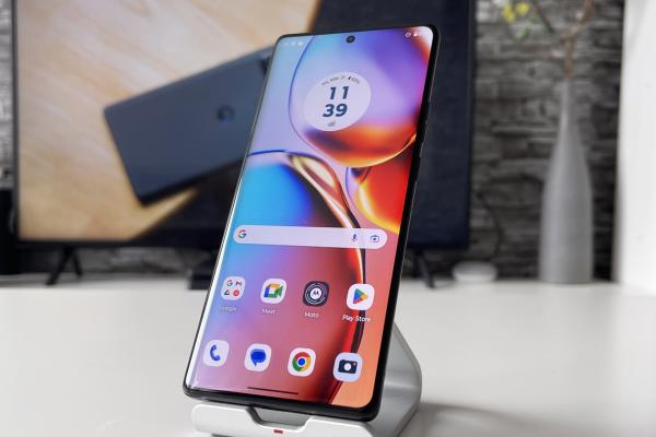 Motorola Edge 40 Pro: OS, UI și aplicații cu un Android 13 curat alături de interfața My UX + Ready For pentru productivitate desktop