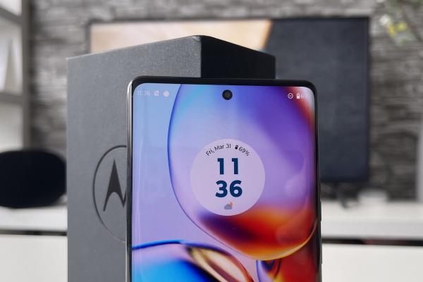 Motorola Edge 40 Pro: Baterie pentru seriale de văzut în maraton, cu o încărcare ultra rapidă pentru oameni mereu pe fugă