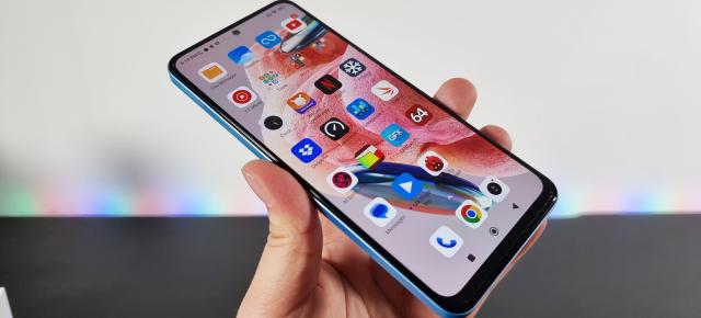 Redmi Note 12 4G: Ecran AMOLED generos, refresh rate de 120Hz, luminozitate crescută