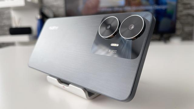 <b>realme C55 - review detaliat în limba română (Evaluare Mobilissimo)</b>realme C55 a venit cu schimbări majore față de predecesorul (realme C35), atât în materie de design, cât și dotări, respectiv funcționalitate. A atras publicul prin sistemul Mini Capsule de notificări din jurul camerei selfie, alternativa 