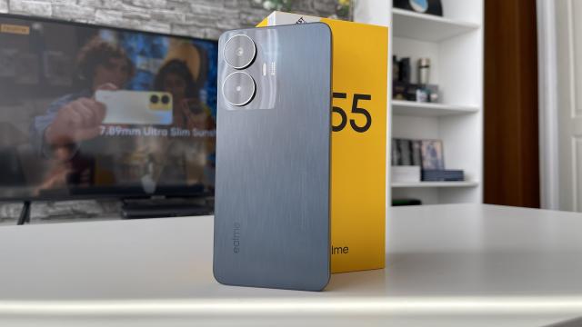 <b>realme C55: Hardware bunicel pentru suma la care vine, la pachet cu o baterie mare și ecran tot mare</b>Ideea este simplă, dacă vrei un telefon cu ecran mare, baterie mare dar preț mic, atunci alegi ceva precum realme C55 care bifează toate aceste capitole. Este rețeta clasică de telefon de buget creat pentru consum multimedia, ceva jocuri 