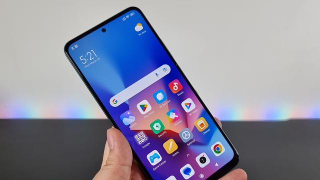 <b>Redmi Note 12 5G: Display peste așteptări de luminos, AMOLED, cu refresh rate crescut</b>Un lucru lăudabil pentru Redmi e faptul că producătorul a reușit să pună display-uri AMOLED pe toate modelele din noua serie. Redmi Note 12 5G vine cu un astfel de panou de 6.67 inch în diagonală, cu refresh rate de 120Hz și rezoluție Full HD+