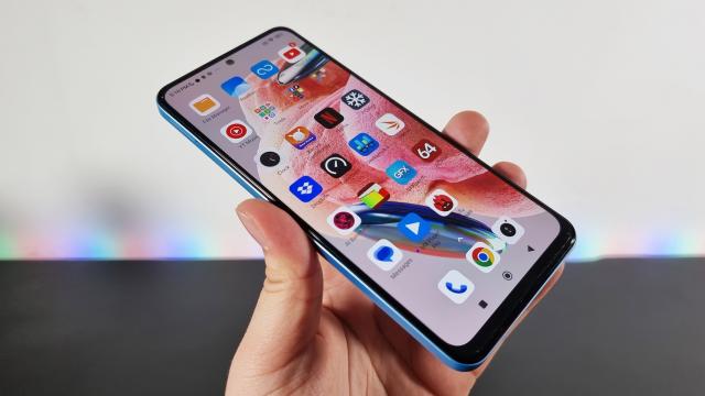 <b>Redmi Note 12 4G: Ecran AMOLED generos, refresh rate de 120Hz, luminozitate crescută</b>Redmi Note 12 4G nu este un telefon midrange „clasic”. Costă sub 1000 lei și pune la bătaie un panou AMOLED cu refresh rate de 120Hz. Ecranul are 6.67 inch în diagonală, refresh rate de 120Hz, aspect 20:9. Muchiile din jurul său sunt destul de înguste
