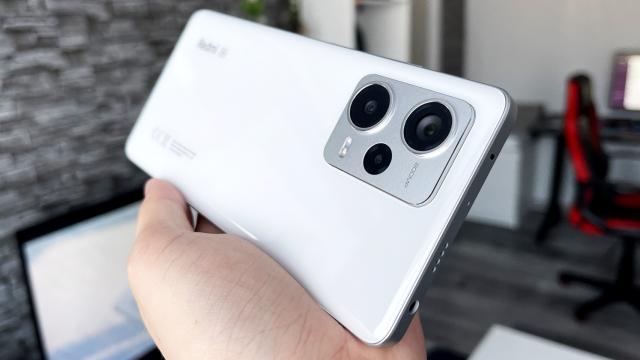 <b>Redmi Note 12 Pro+ 5G -  review detaliat în limba română (Evaluare Mobilissimo)</b>Redmi se ocupă cu democratizarea tehnologiei, preluând funcții de pe flagship-uri și aducându-le în buzunarul tuturor. S-a întâmplat acest lucru și în trecut, odată cu apariția camerelor de 108 MP pe modele midrange, a bateriilor mari, cu încărcare la 67W