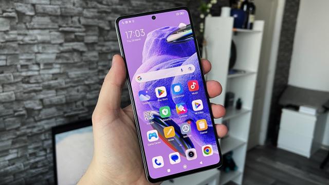 <b>Redmi Note 12 Pro+ 5G: Display de flagship pe un telefon high midrange, luminos și corect calibrat</b>Display-ul lui Redmi Note 12 Pro+ 5G e cu adevărat inedit dacă punem în balanță faptul că vorbim despre un telefon de sub 2000 lei. Panoul OLED integrat aici măsoară 6.67 inch, are rezoluție de 1080 x 2400 pixeli (Full HD+) și afișează 1 miliard