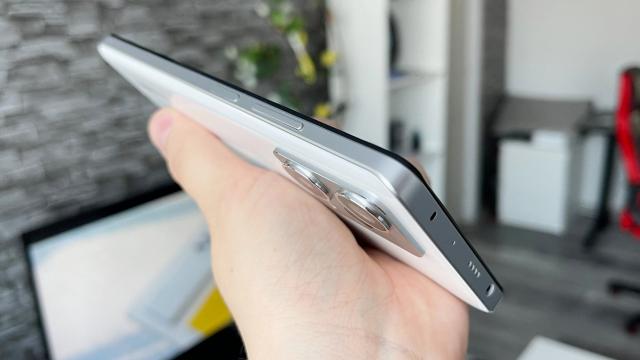 <b>Redmi Note 12 Pro+ 5G: Baterie impresionantă prin încărcarea ultra-rapidă la 120W, pentru cei mereu pe fugă</b>Am ajuns și la capitolul baterie în cazul lui Redmi Note 12 Pro+, un telefon care după cum ai aflat deja, vine echipat cu o unitate de 5000 mAh, un etalon al segmentului mid-range, dar cu o alimentare ultra rapidă la 120W pe fir