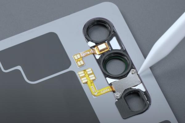 Cum arată Sony Xperia 1 VII la interior? Folosește RAM și ecran Samsung, are slot SIM fără nevoie de cheiță