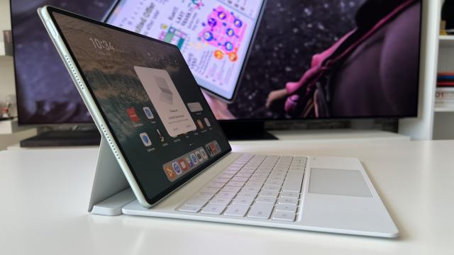<b>Huawei MatePad Pro 12.2 2025 PaperMatte: Benchmark-uri fără recorduri, un CPU simbol al rezilientei chinezeşti</b>Huawei MatePad Pro 12.2 (2025) PaperMatte este motorizată de procesorul Kirin T91, un chipset fabricat în litografie de 7 nm de către SMIC, și care s-a aflat sub lupă în ultimii ani din cauza restricțiilor impuse de SUA